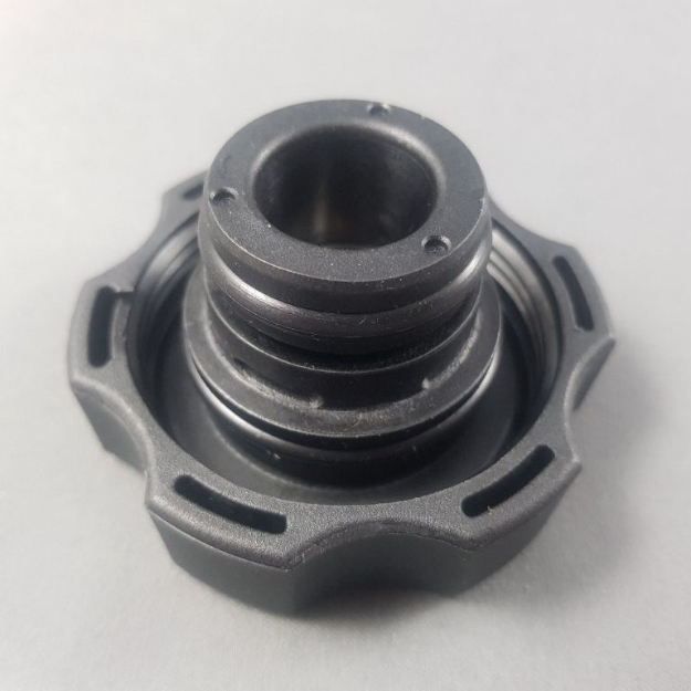 Bild på CAP,COOLANT BOTTLE (W/THREADS)